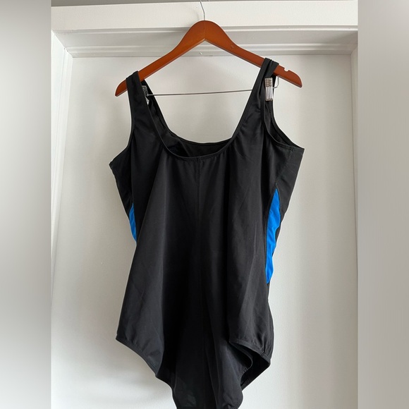 Tyr Plus Size Swimsuit - Picture 4 of 6